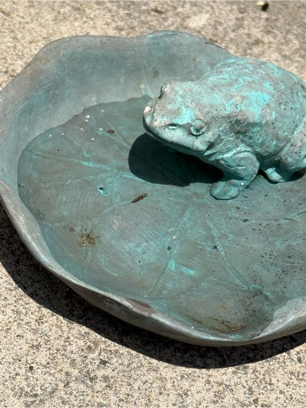 Patina Frog Lily Pad Bird Bath / Feeder - Picture 4 of 4